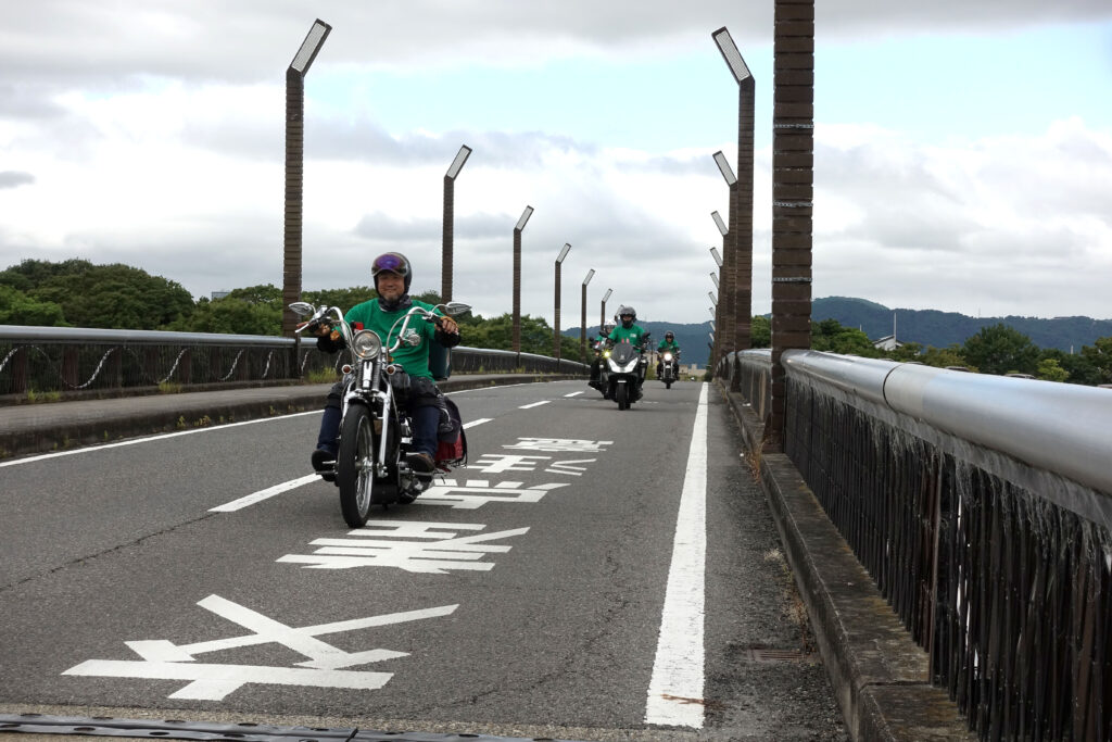 矢橋大橋を渡るパレード本隊