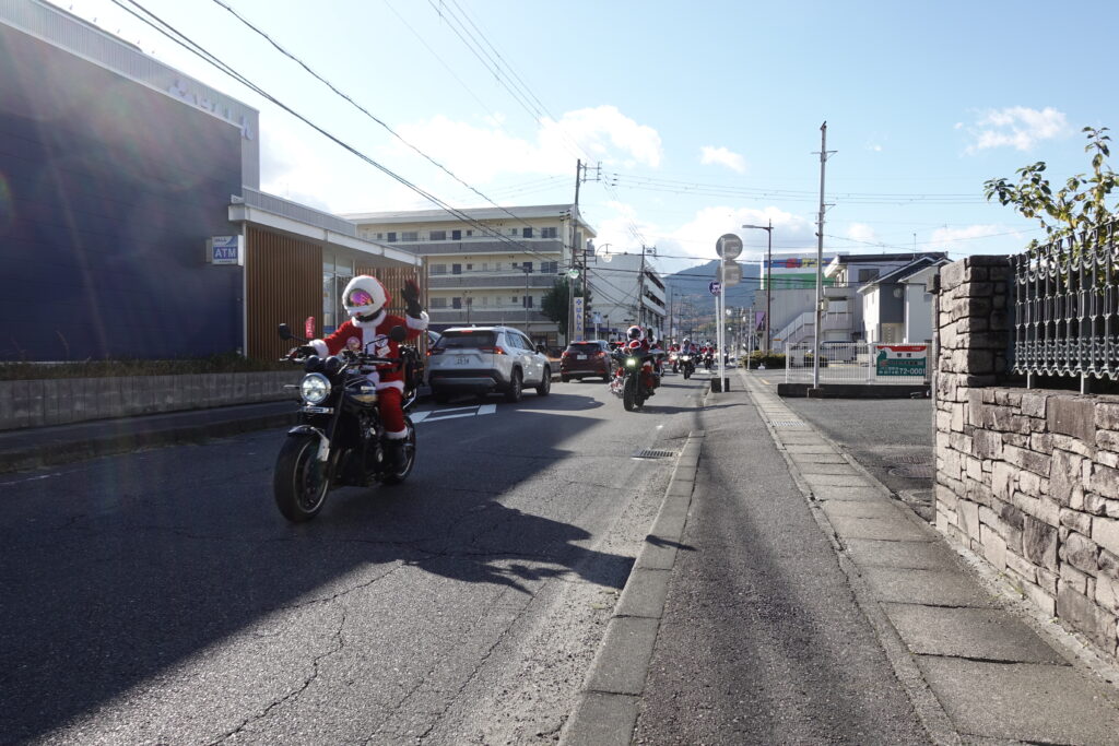 「鹿深の家」へ向かって湖南市内を走るサンタライダー