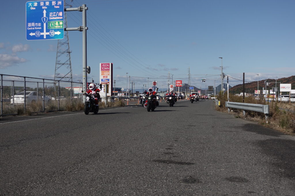 「鹿深の家」へ向かうサンタライダー