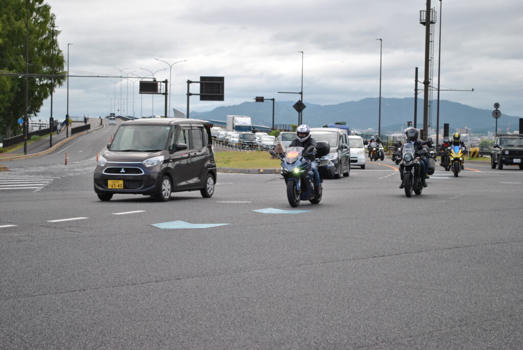 パレード本隊に続いて近江大橋を渡る一般参加者