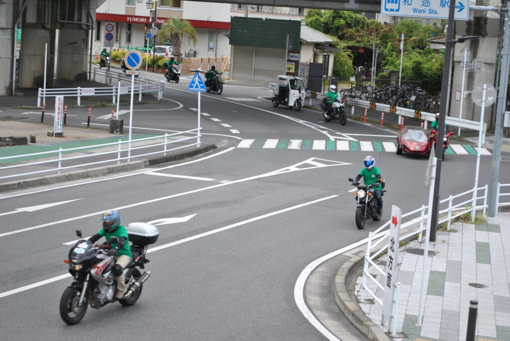 「道の駅 藤樹の里あどがわ 」へ向かうパレード本隊