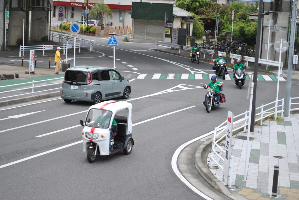 「道の駅 藤樹の里あどがわ 」へ向かうパレード本隊