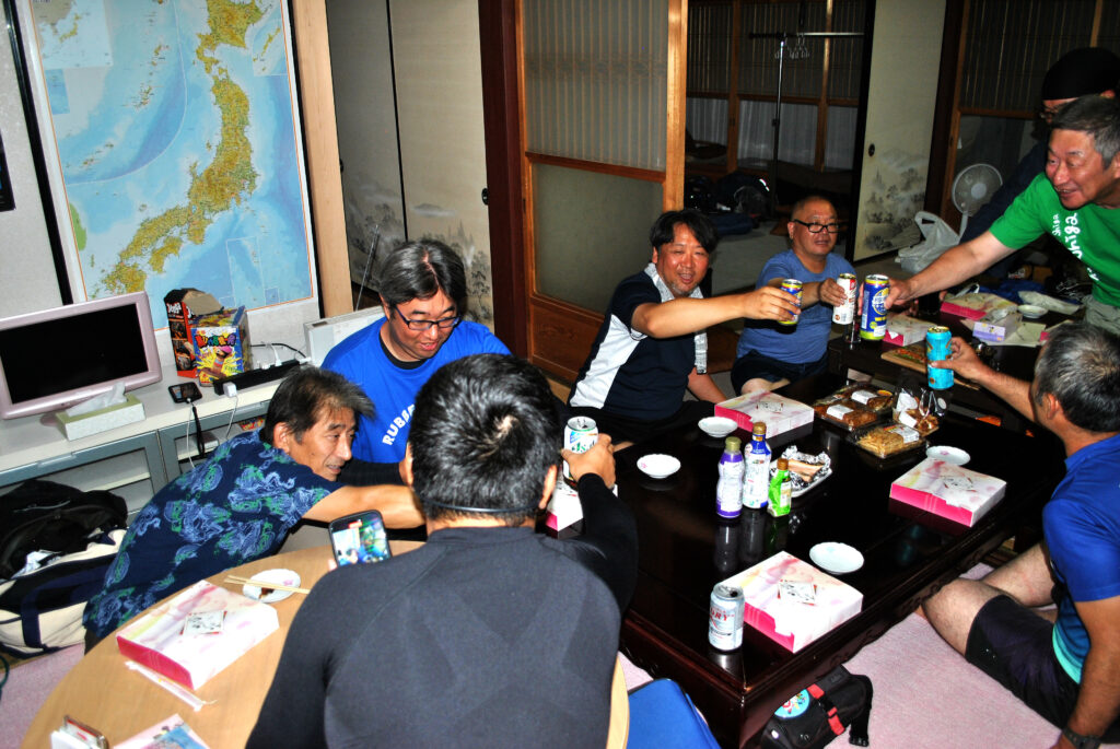 「ライダーハウスいぶき」での食事風景