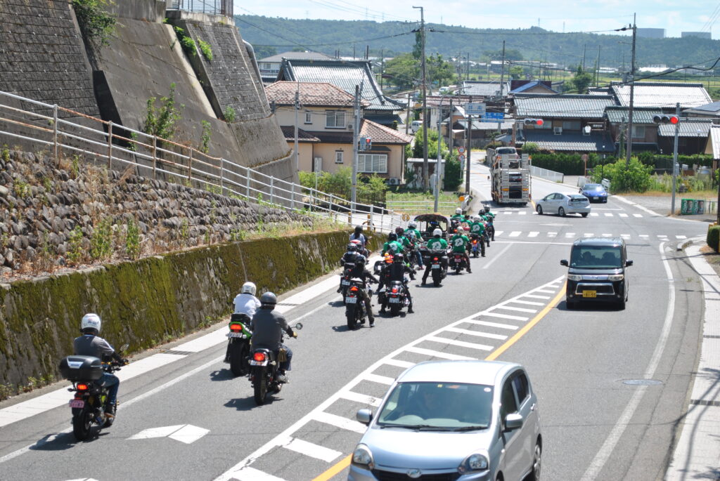 「道の駅 竜王かがみの里」へ向かうパレード本隊