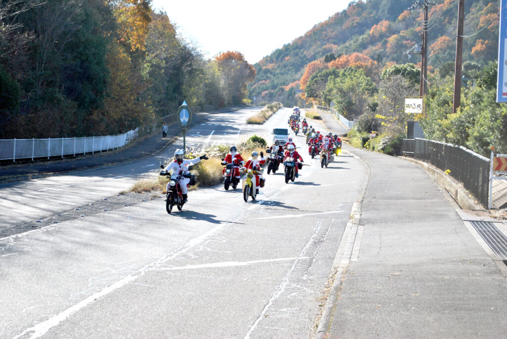 「守山学園」へ向かうサンタライダー