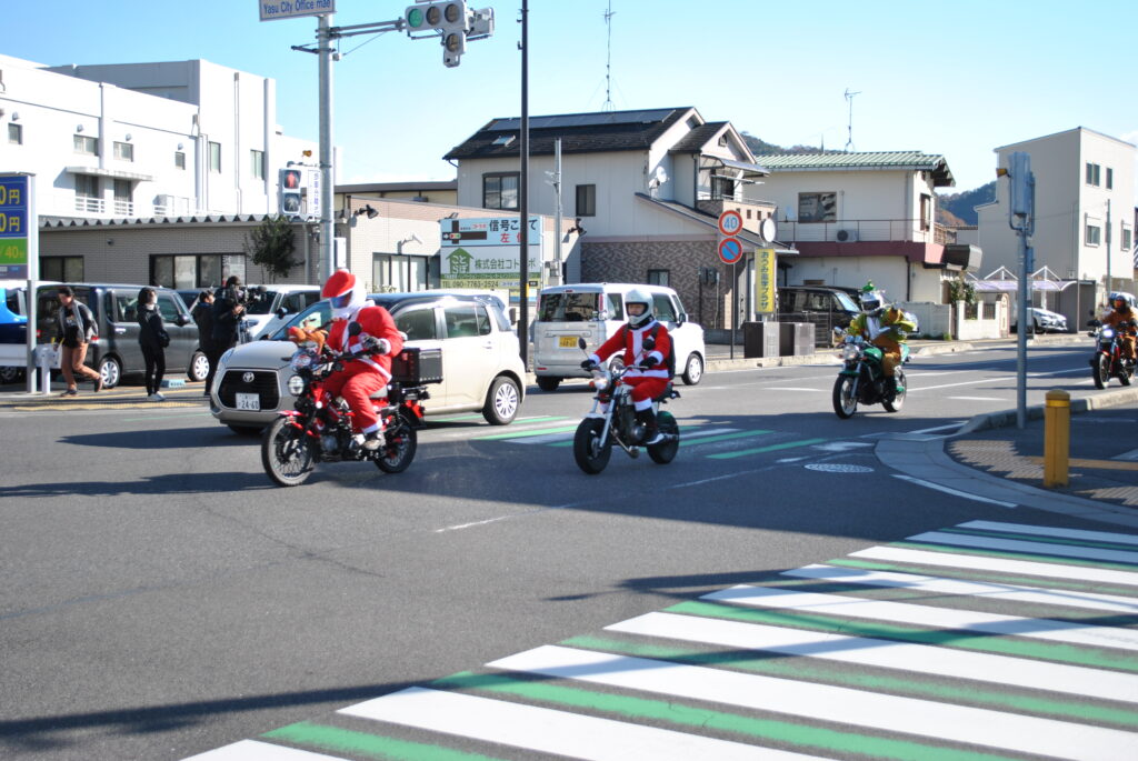 「守山学園」へ向かって野洲市内を走るサンタライダー