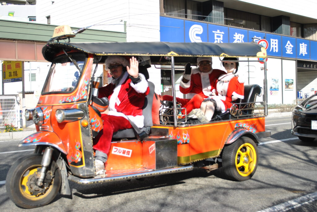 「守山学園」へ向かって守山市内を走るサンタライダー