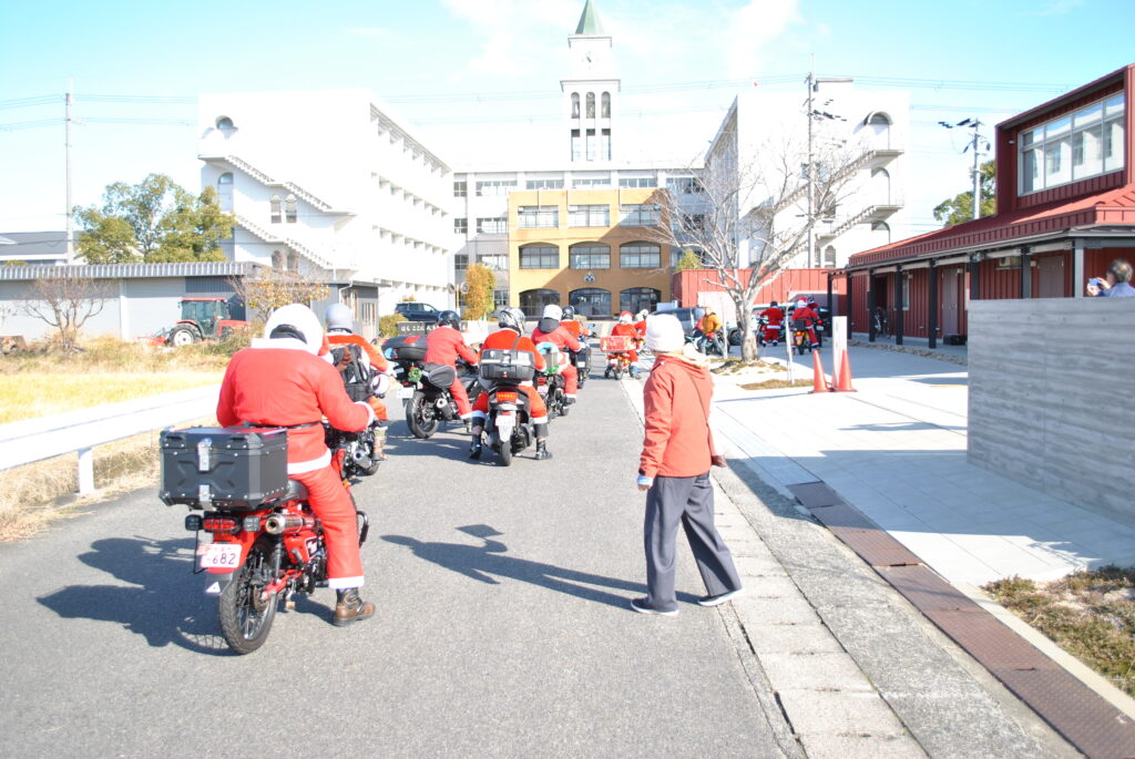 「守山学園」に到着したサンタライダー